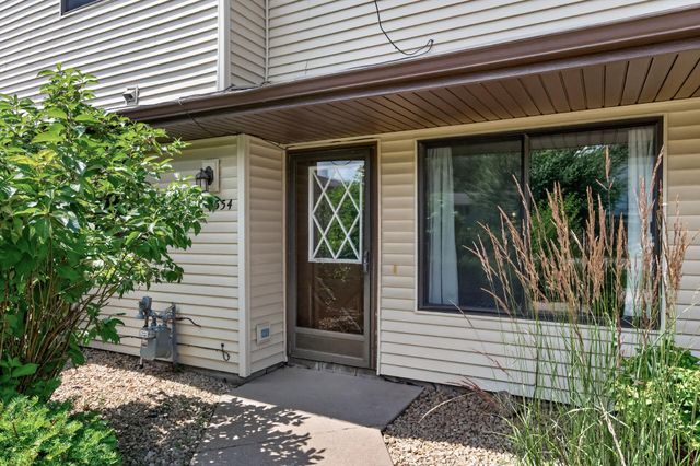 1554 Helmo Avenue N, Oakdale, MN 55128