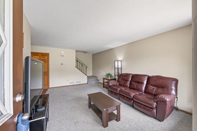 1554 Helmo Avenue N, Oakdale, MN 55128
