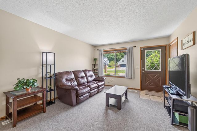 1554 Helmo Avenue N, Oakdale, MN 55128