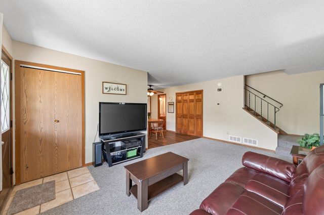 1554 Helmo Avenue N, Oakdale, MN 55128