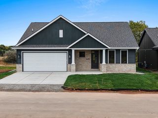 393 FARMHOUSE LANE, Combined Locks, WI 54113