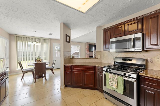 2033 Wildwood Ridge Drive, Missouri City, TX 77489