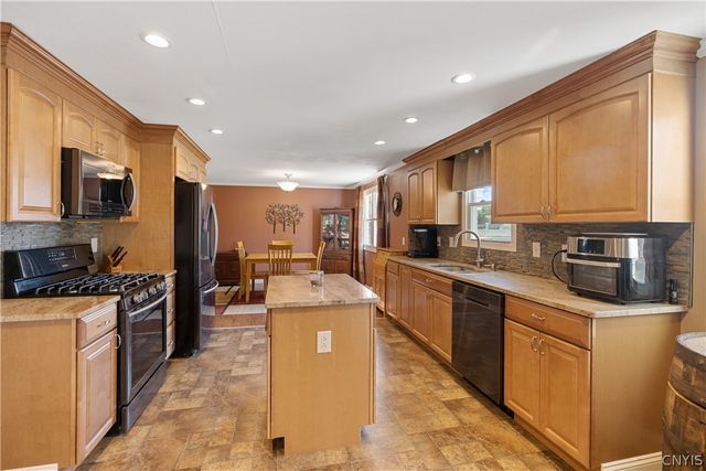 8032 Trina Circle, Clay, NY 13041