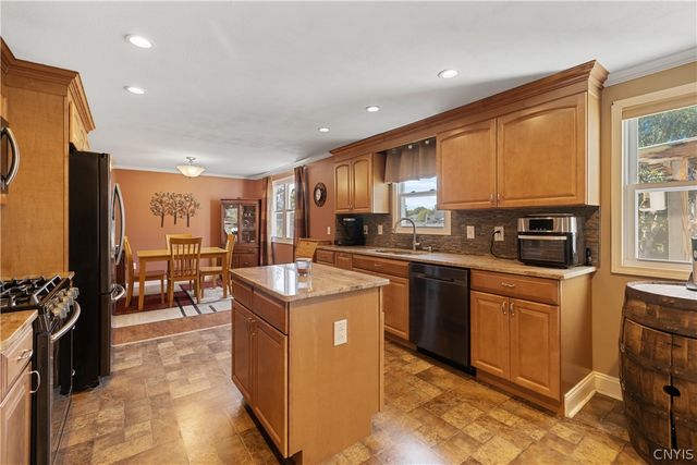 8032 Trina Circle, Clay, NY 13041
