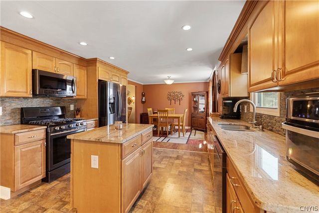 8032 Trina Circle, Clay, NY 13041