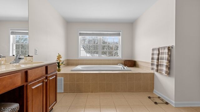 6 Stone Hill Ct, Washington Twp., NJ 07840