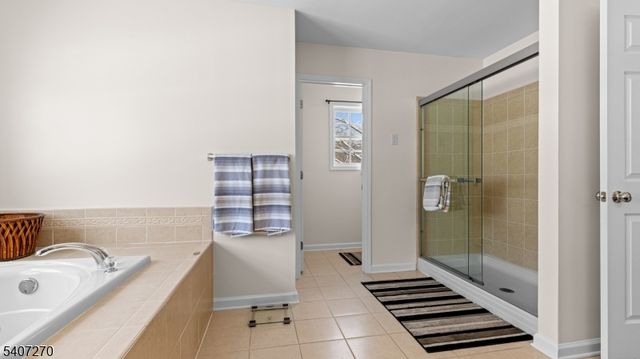 6 Stone Hill Ct, Washington Twp., NJ 07840