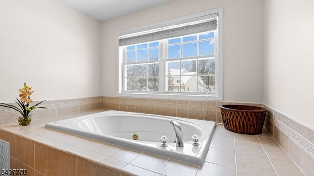 6 Stone Hill Ct, Washington Twp., NJ 07840