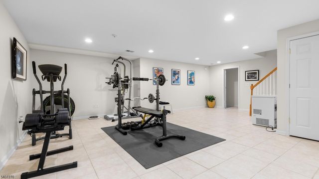 6 Stone Hill Ct, Washington Twp., NJ 07840