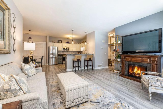 2252 W Vista Bella DRIVE, Oak Creek, WI 53154