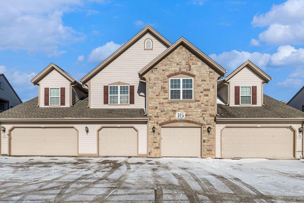 2252 W Vista Bella DRIVE, Oak Creek, WI 53154