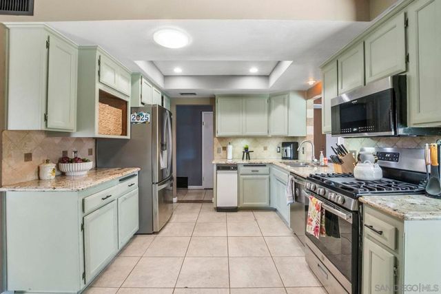 10020 Pino Dr, Lakeside, CA 92040