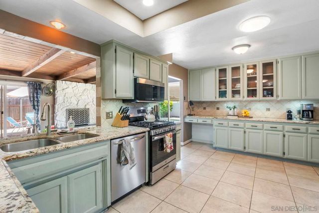 10020 Pino Dr, Lakeside, CA 92040
