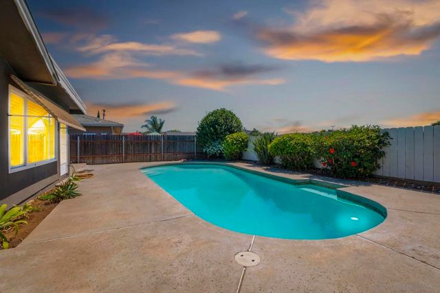 10020 Pino Dr, Lakeside, CA 92040