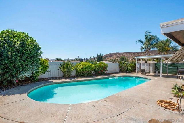 10020 Pino Dr, Lakeside, CA 92040