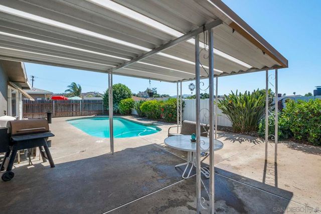 10020 Pino Dr, Lakeside, CA 92040
