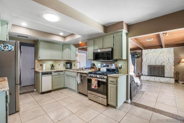 10020 Pino Dr, Lakeside, CA 92040