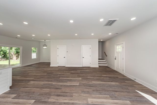 5889 N Rhett Avenue, Hanahan, SC 29410