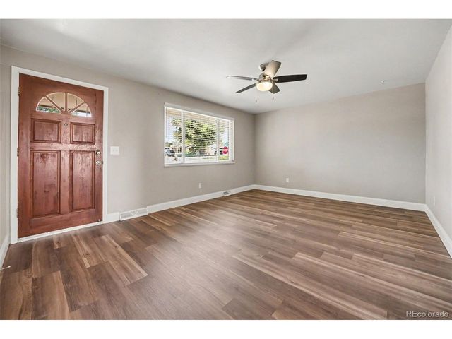 400 Leo Ln, Denver, CO 80260
