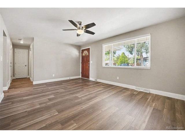 400 Leo Ln, Denver, CO 80260
