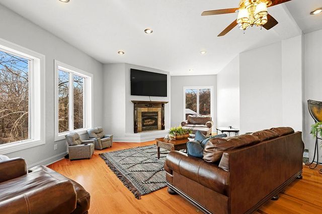 7906 W Farm Road 94, Willard, MO 65781