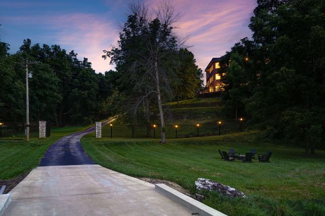 7906 W Farm Road 94, Willard, MO 65781