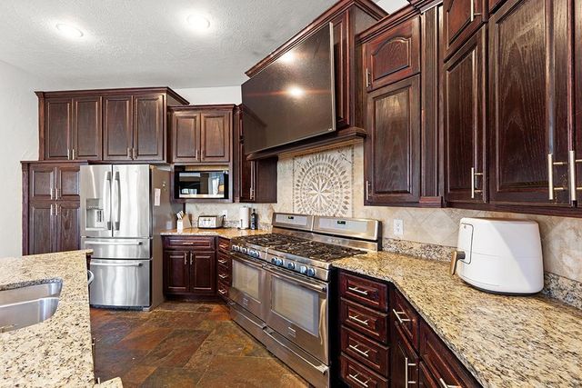 7906 W Farm Road 94, Willard, MO 65781