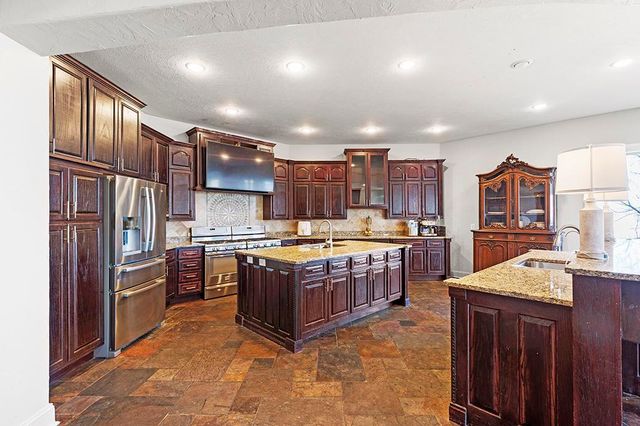 7906 W Farm Road 94, Willard, MO 65781