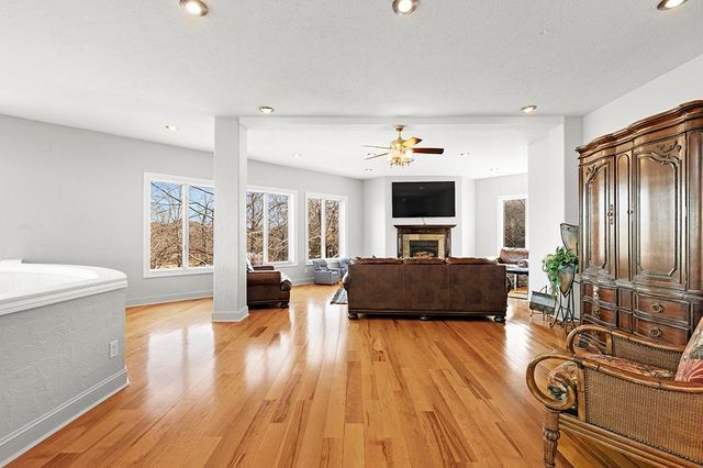 7906 W Farm Road 94, Willard, MO 65781