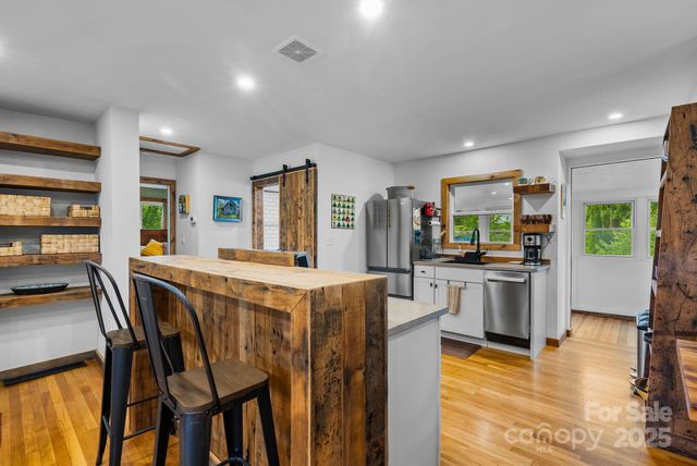 200 Aurora Drive, Asheville, NC 28805
