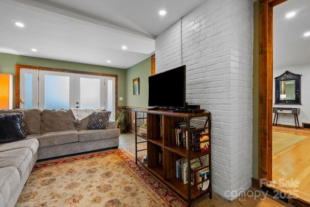 200 Aurora Drive, Asheville, NC 28805
