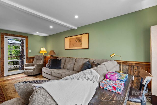 200 Aurora Drive, Asheville, NC 28805