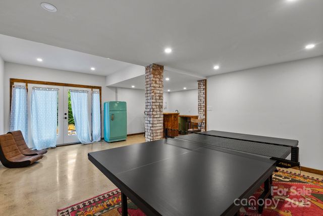 200 Aurora Drive, Asheville, NC 28805