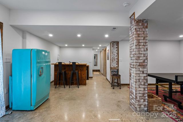 200 Aurora Drive, Asheville, NC 28805