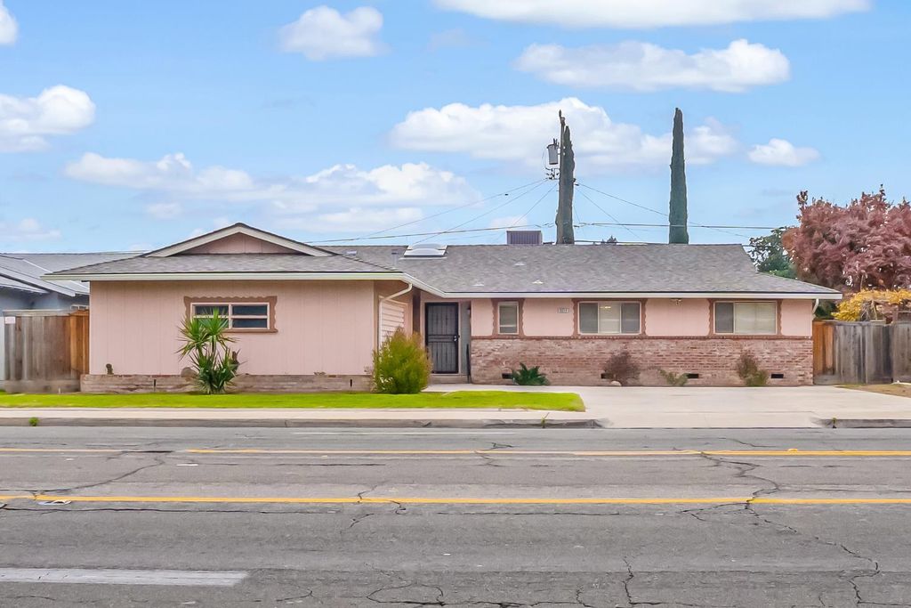 3014 E Dakota Avenue, Fresno, CA 93726