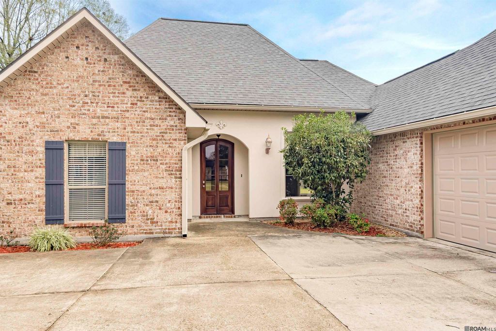 30680 Summer Run Ct, Denham Springs, LA 70726