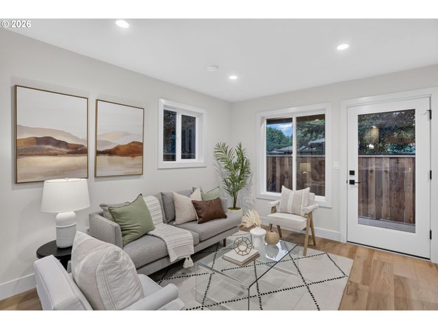 5551 Se STEELE St B, Portland, OR 97206