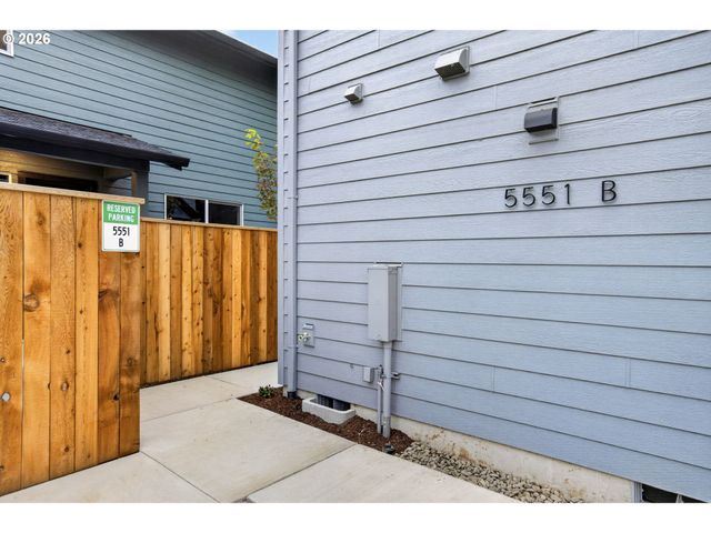 5551 Se STEELE St B, Portland, OR 97206