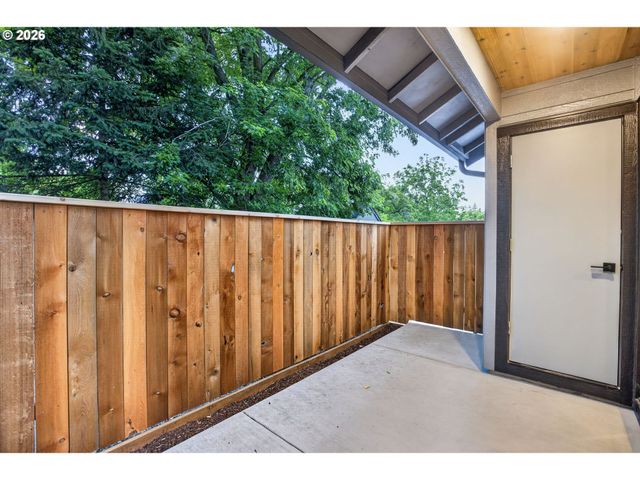 5551 Se STEELE St B, Portland, OR 97206