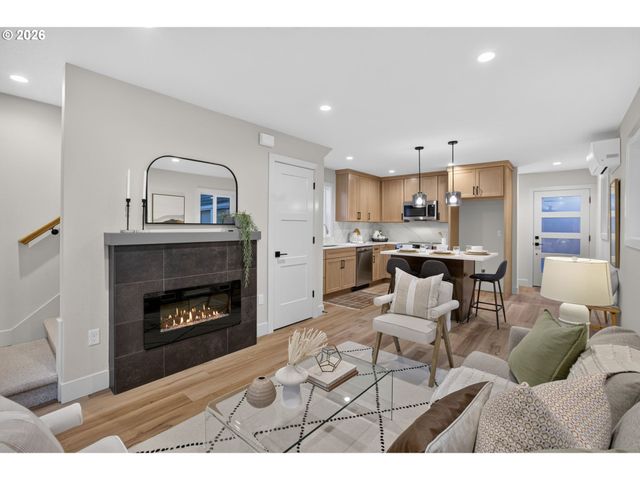5551 Se STEELE St B, Portland, OR 97206