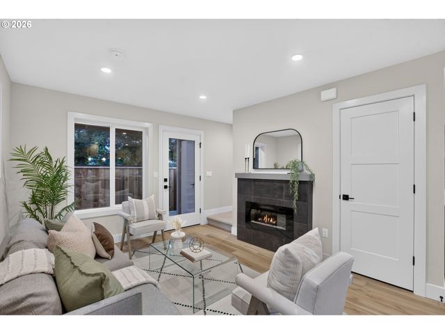 5551 Se STEELE St B, Portland, OR 97206