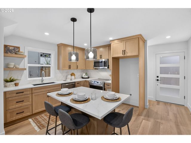 5551 Se STEELE St B, Portland, OR 97206