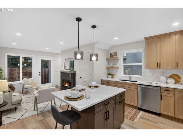 5551 Se STEELE St B, Portland, OR 97206