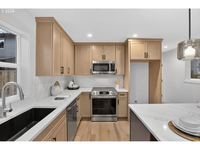 5551 Se STEELE St B, Portland, OR 97206