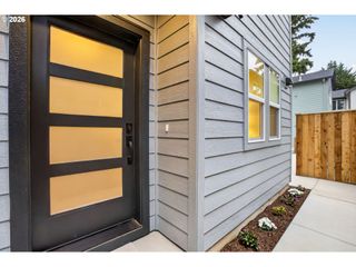 5551 Se STEELE St B, Portland, OR 97206