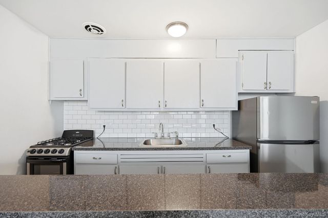 2 Wyndover Woods Lane 18, White Plains, NY 10603