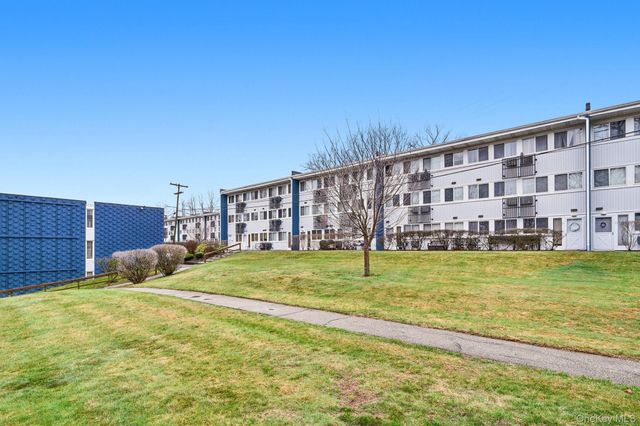 2 Wyndover Woods Lane 18, White Plains, NY 10603