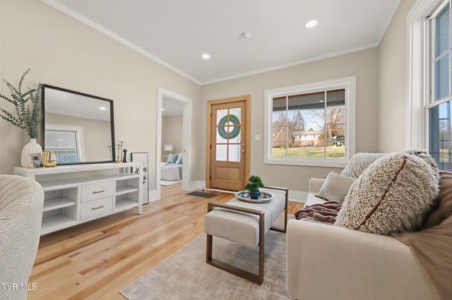 319 West Chilhowie Avenue, Johnson City, TN 37604