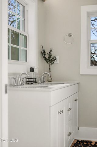 319 West Chilhowie Avenue, Johnson City, TN 37604