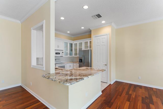 215 New Haven Boulevard, Jupiter, FL 33458